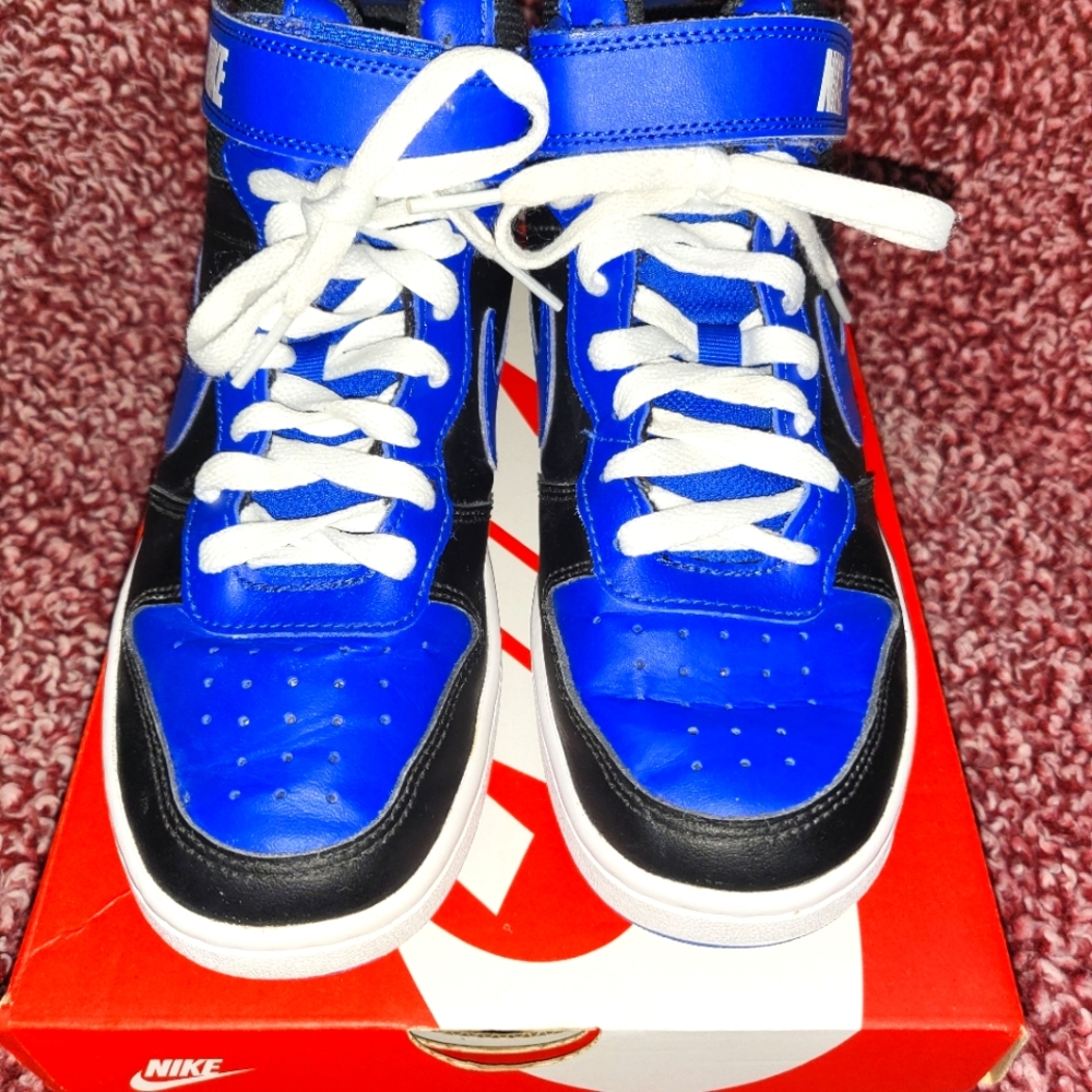 Nike boy's Borough Mid sneakers size 4